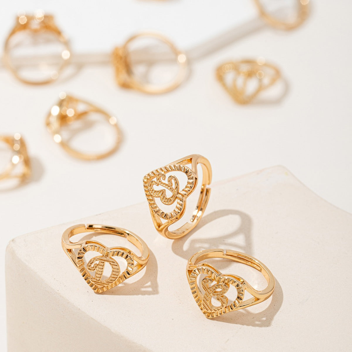 Initiale Ring – Anel com letra do alfabeto em design minimalista