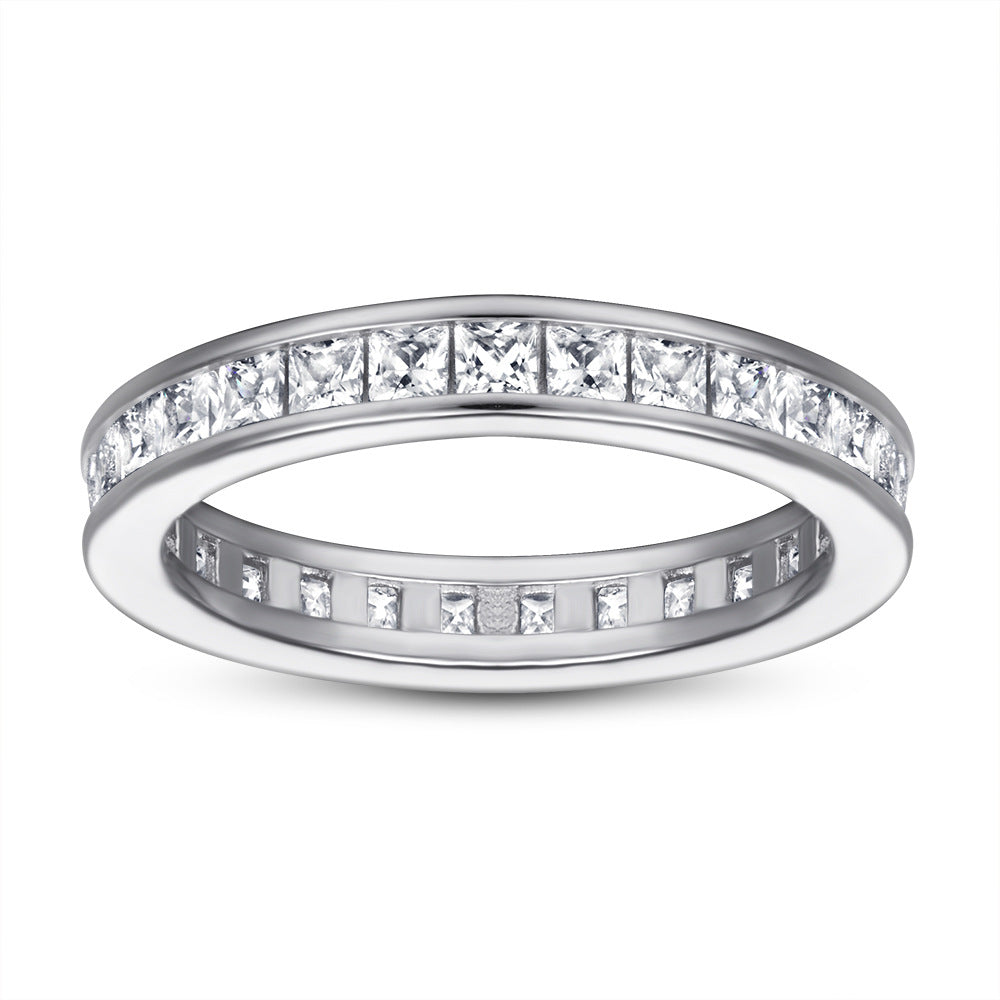 Liora Ring – Anel em Prata 925 com micro zircônias em linha contínua e aro plano