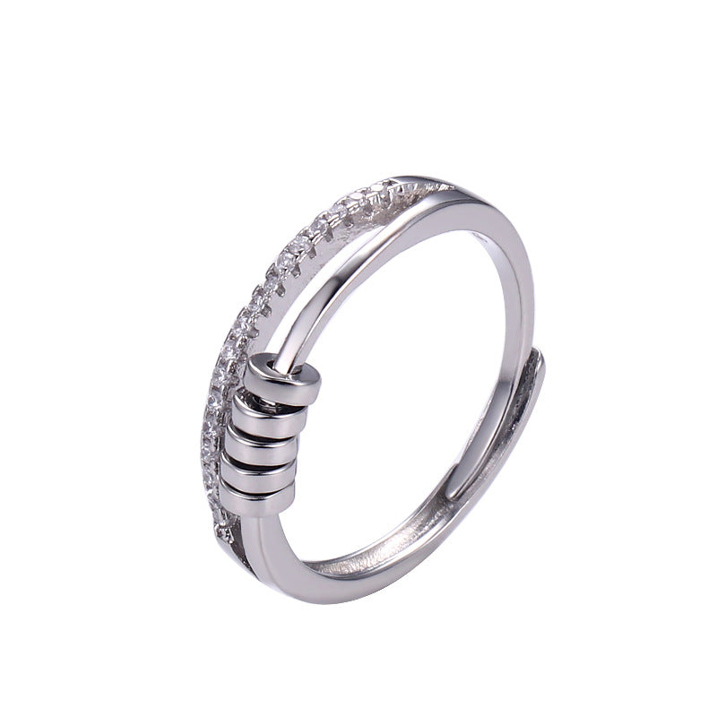 Axia Ring – Anel moderno com hastes paralelas e detalhes cilíndricos metálicos polidos