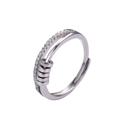 Axia Ring – Anel moderno com hastes paralelas e detalhes cilíndricos metálicos polidos