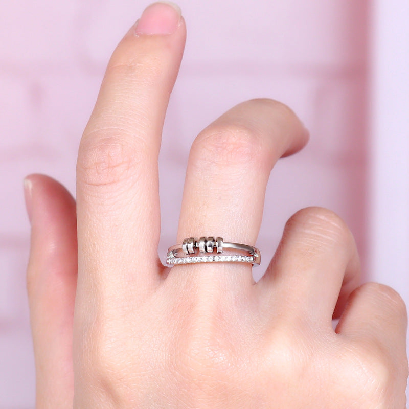Axia Ring – Anel moderno com hastes paralelas e detalhes cilíndricos metálicos polidos