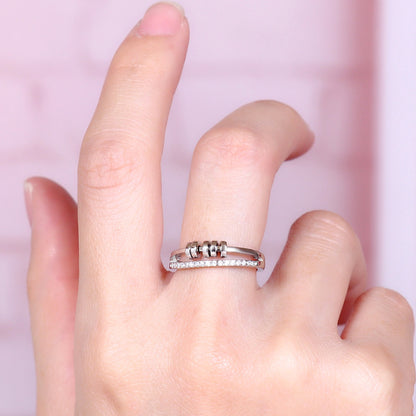 Axia Ring – Anel moderno com hastes paralelas e detalhes cilíndricos metálicos polidos