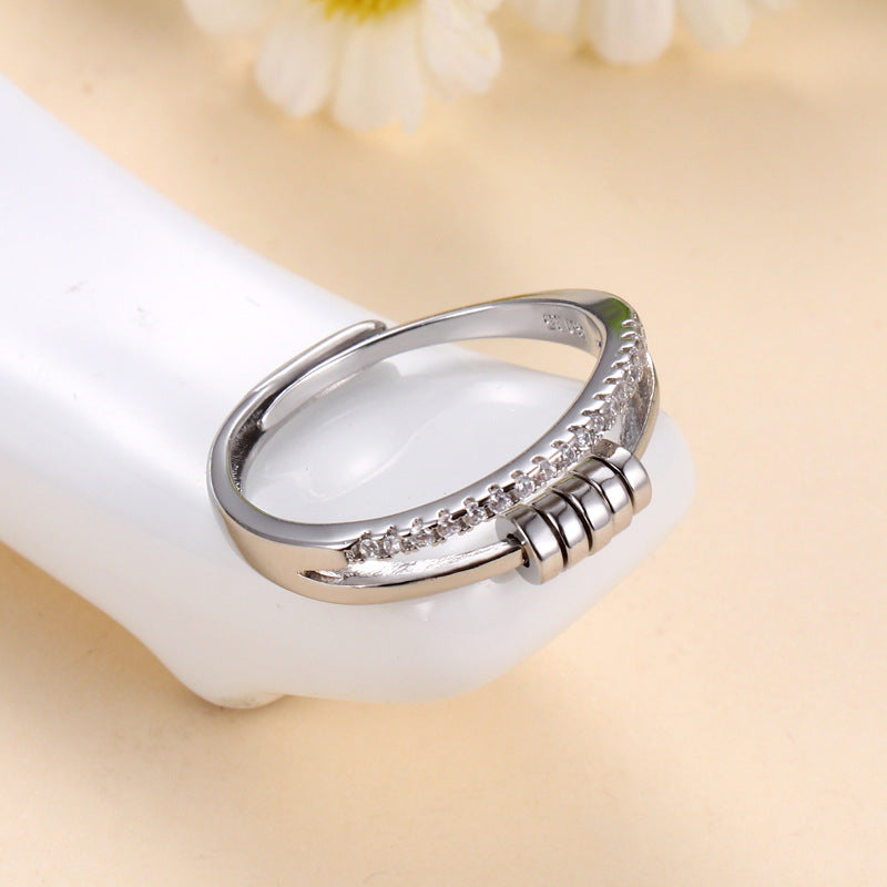Axia Ring – Anel moderno com hastes paralelas e detalhes cilíndricos metálicos polidos
