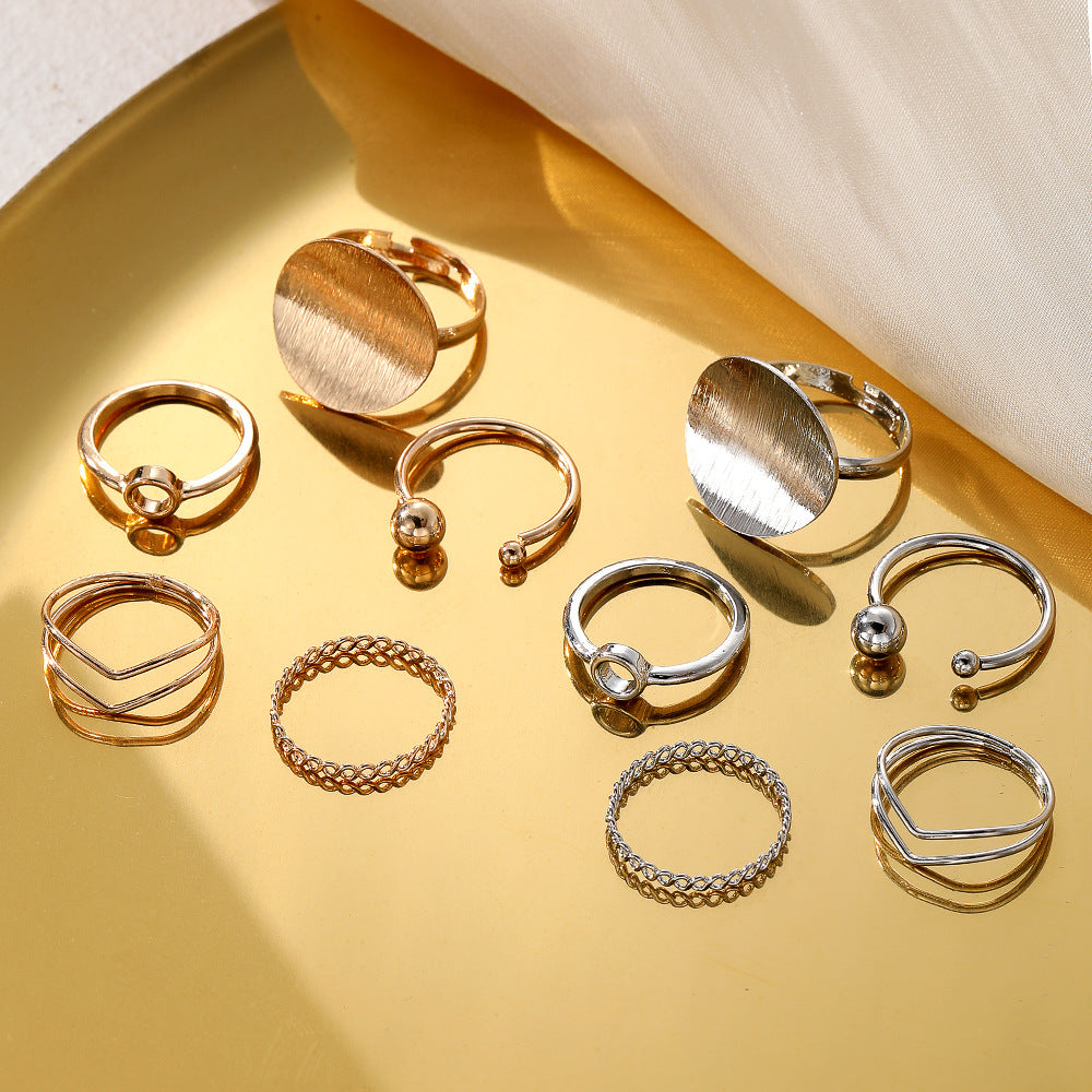 Ornys Set – Conjunto com 5 anéis geométricos em dourado ou prateado, com design moderno e minimalista