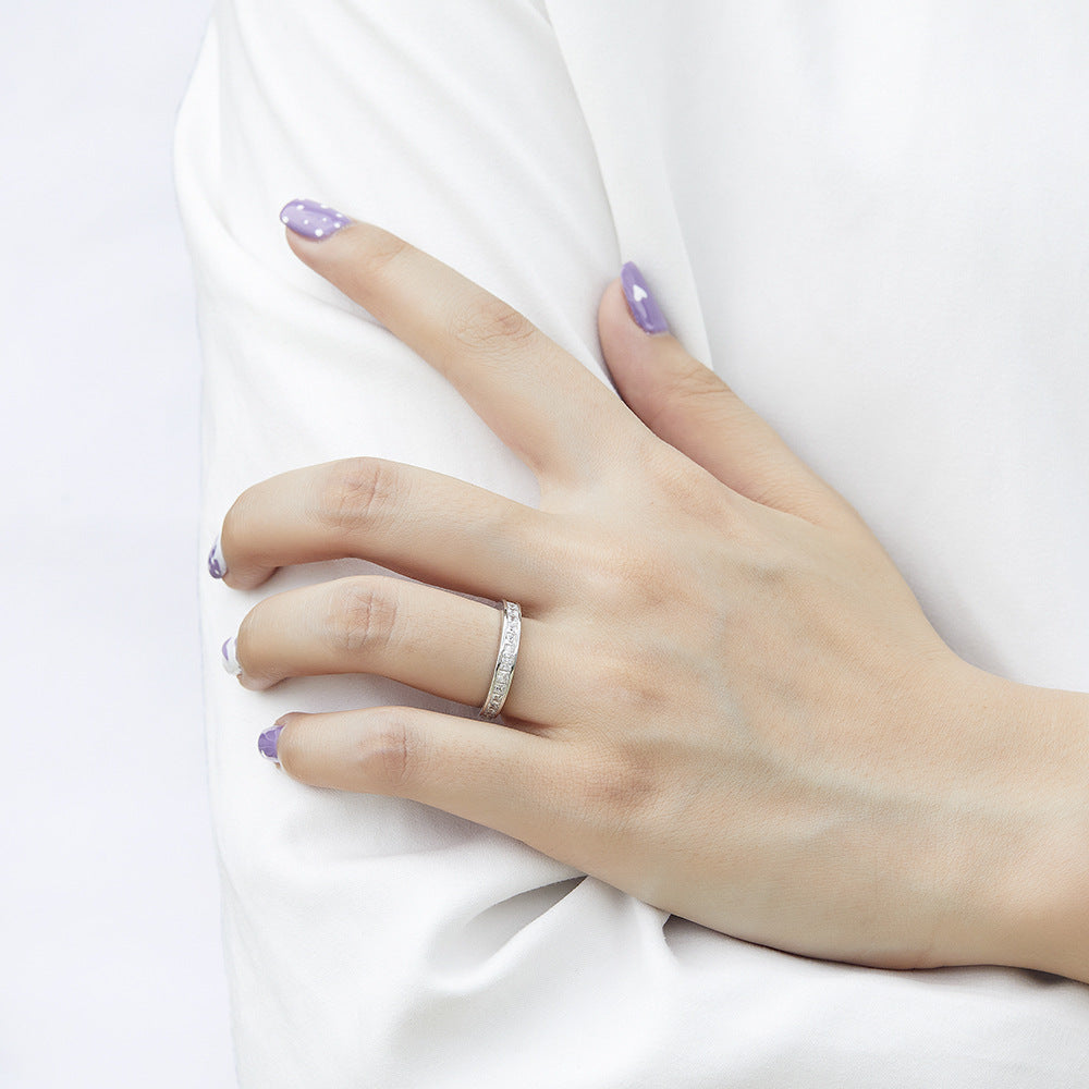 Anillo Liora – Anillo de banda plana de plata de ley 925 con línea de microcirconitas | Lujo minimalista