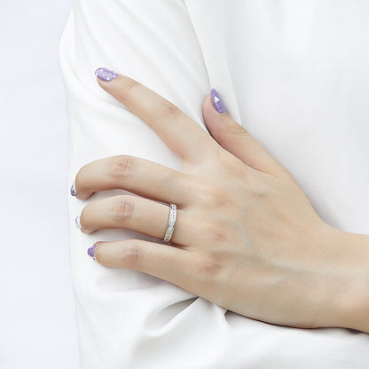 Anillo Liora – Anillo de banda plana de plata de ley 925 con línea de microcirconitas | Lujo minimalista