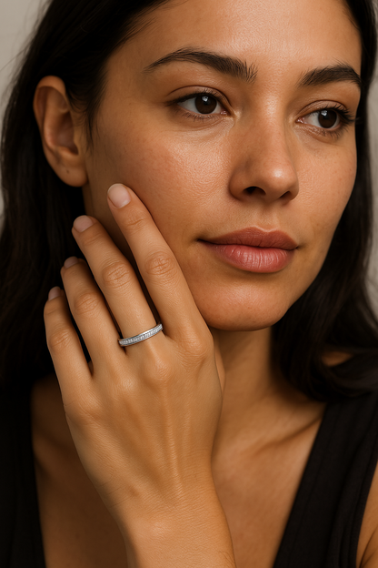 Anillo Liora – Anillo de banda plana de plata de ley 925 con línea de microcirconitas | Lujo minimalista