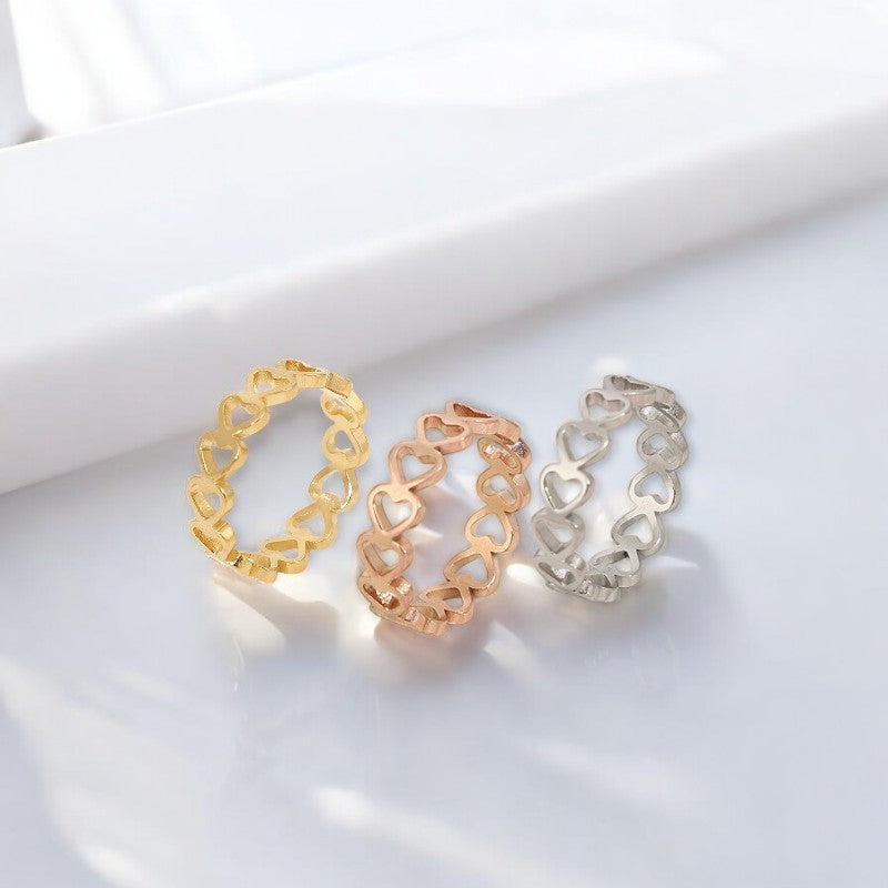 Amoura Ring – Anel com corações vazados em aço inox dourado, rosé ou prateado