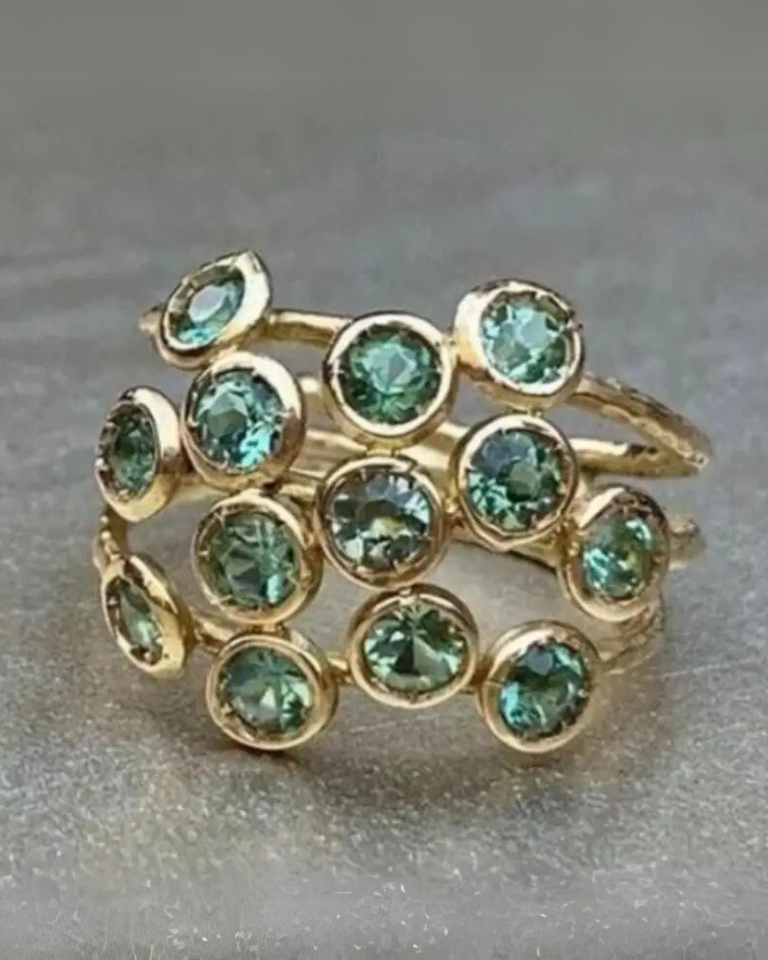 Auralie Ring – Anel com cristais verdes em design múltiplo banhado a ouro com estilo glam moderno