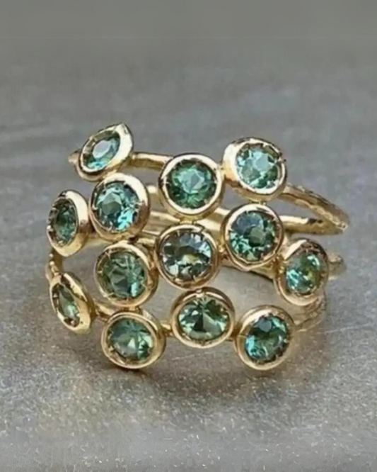 Auralie Ring – Anel com cristais verdes em design múltiplo banhado a ouro com estilo glam moderno