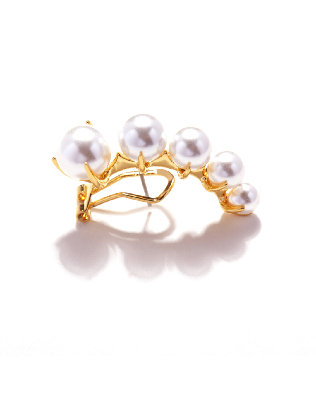 Bellamé Earrings - Brinco ear cuff com pérolas elegantes e banho de ouro para um toque refinado