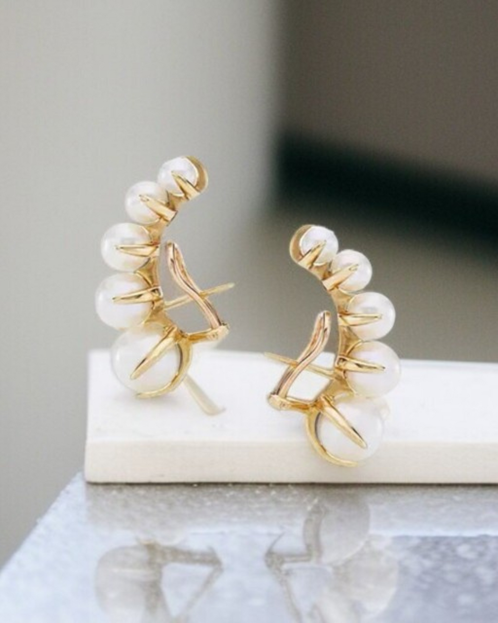Bellamé Earrings - Ear cuff earrings with elegant pearls and gold plating for a refined touch