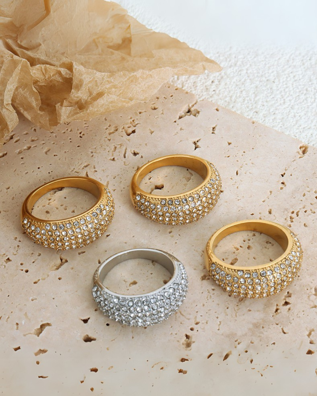 Celestea Ring – Ring studded with zirconias in a wide silver or gold band
