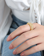 Celestea Ring – Ring studded with zirconias in a wide silver or gold band