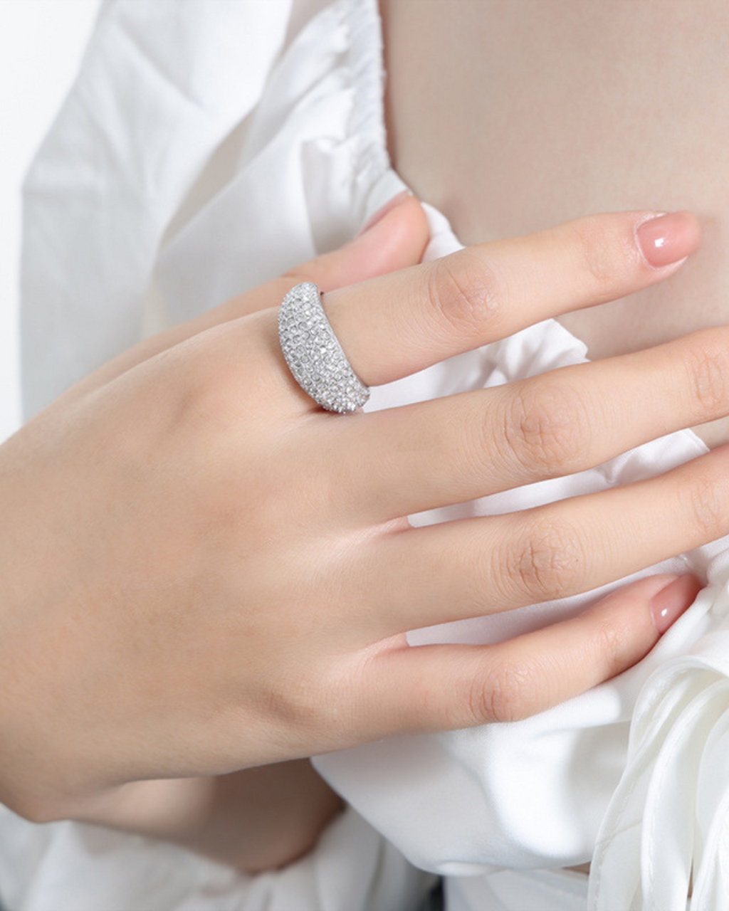 Celestea Ring – Ring studded with zirconias in a wide silver or gold band