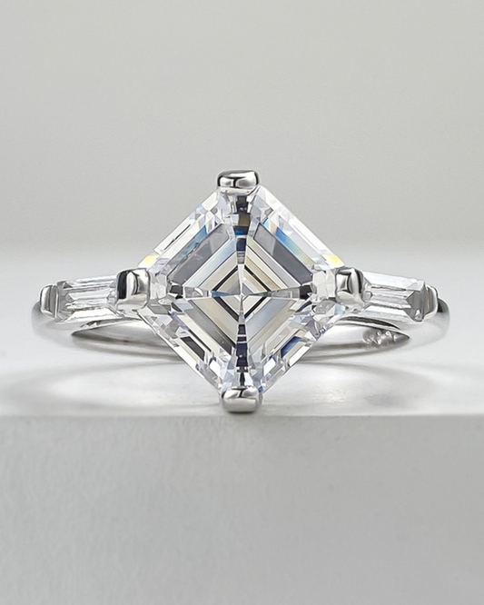 Clarya Ring – Anel em Prata 925 com pedra lapidada estilo Princess e laterais com cravação baguette