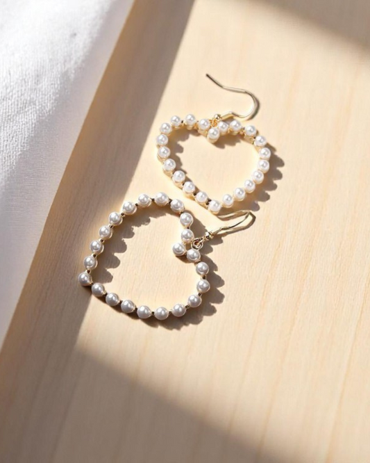 Colette Earrings – Brincos de Coração com Pérolas e Design Romântico Feminino