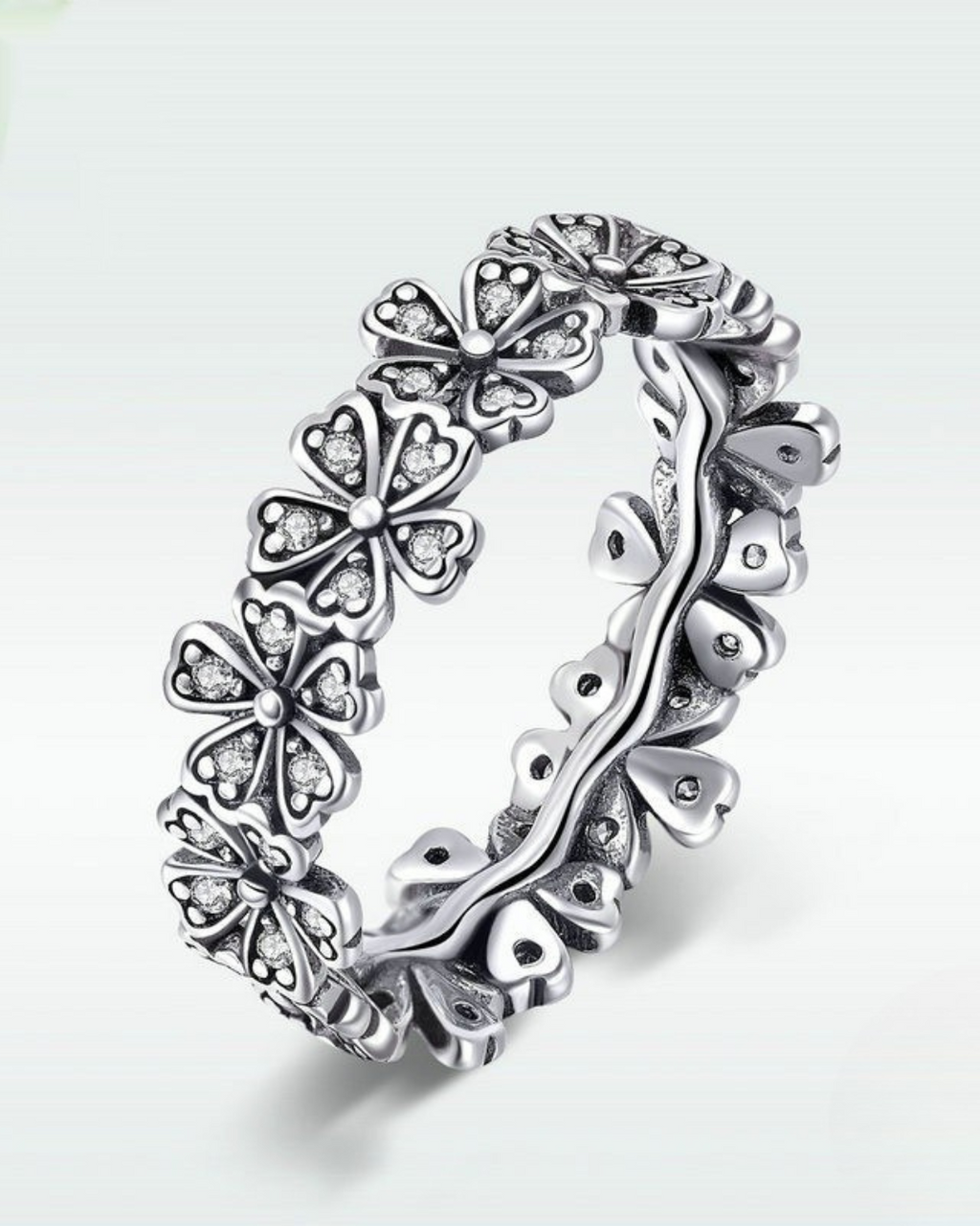 Daiséa Ring – 925 Silver ring with studded daisy flowers and detailed continuous band