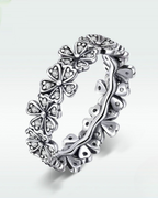 Daiséa Ring – 925 Silver ring with studded daisy flowers and detailed continuous band