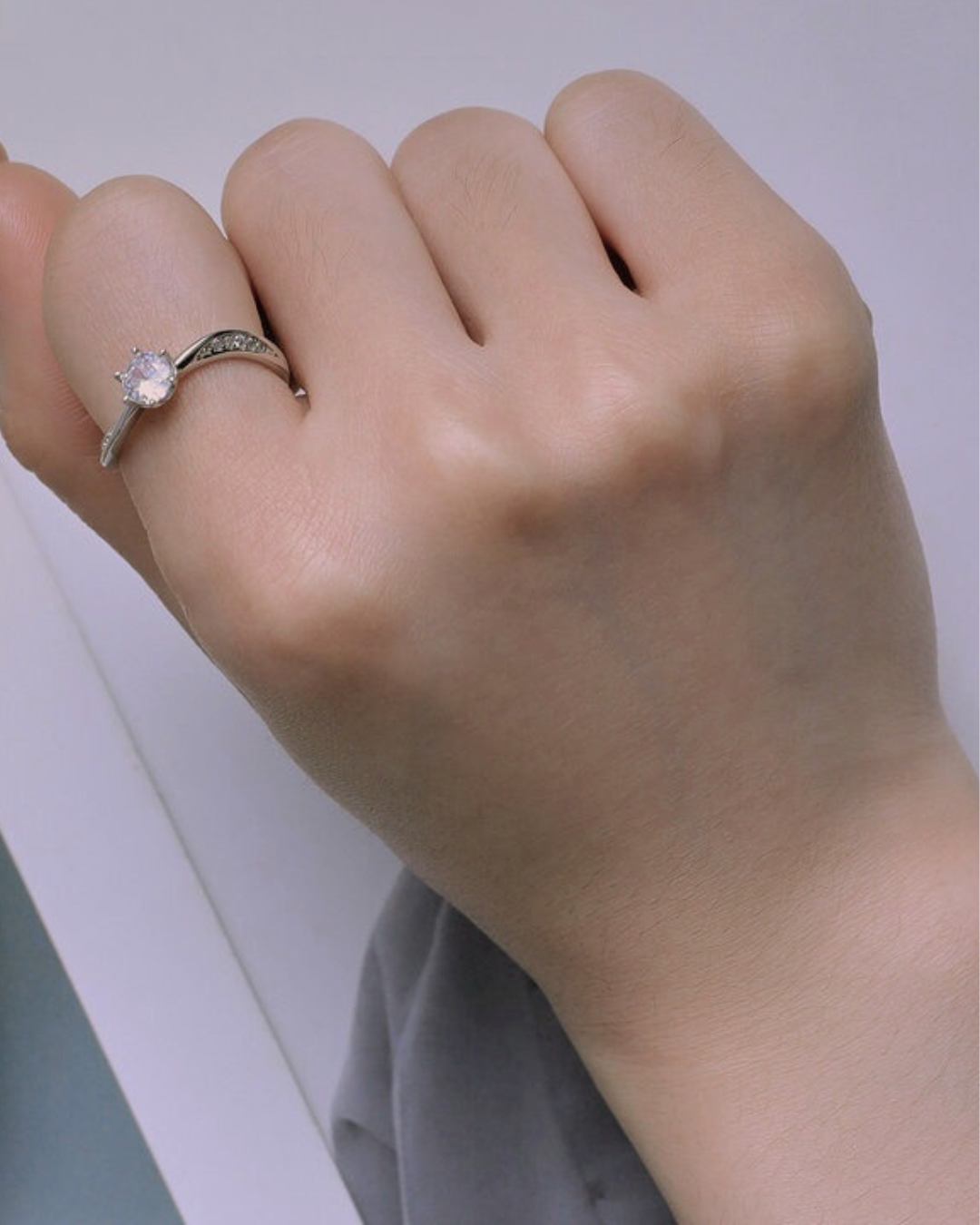 Élancy Ring – 925 Silver ring with central solitaire and twisted band studded with zircons