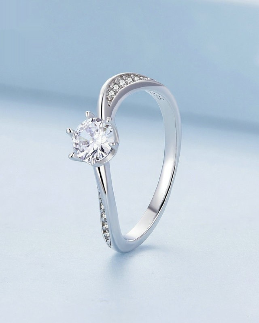 Élancy Ring – Anel em Prata 925 com solitário central e aro torcido cravejado com zircônias