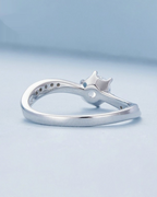 Élancy Ring – 925 Silver ring with central solitaire and twisted band studded with zircons