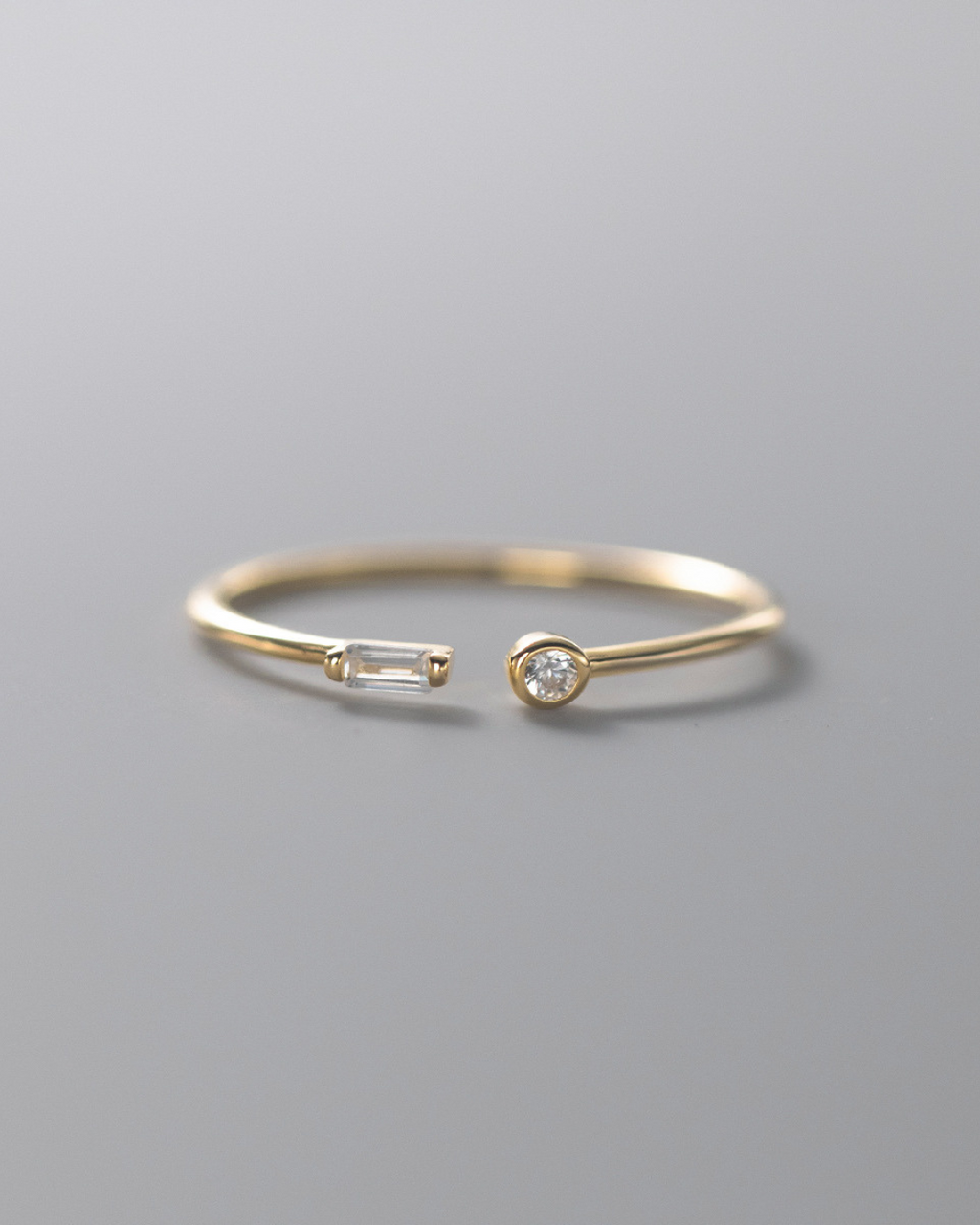 Iselya Ring – Anel aberto com zircônias lapidadas, disponível em prata e dourado com design minimalista