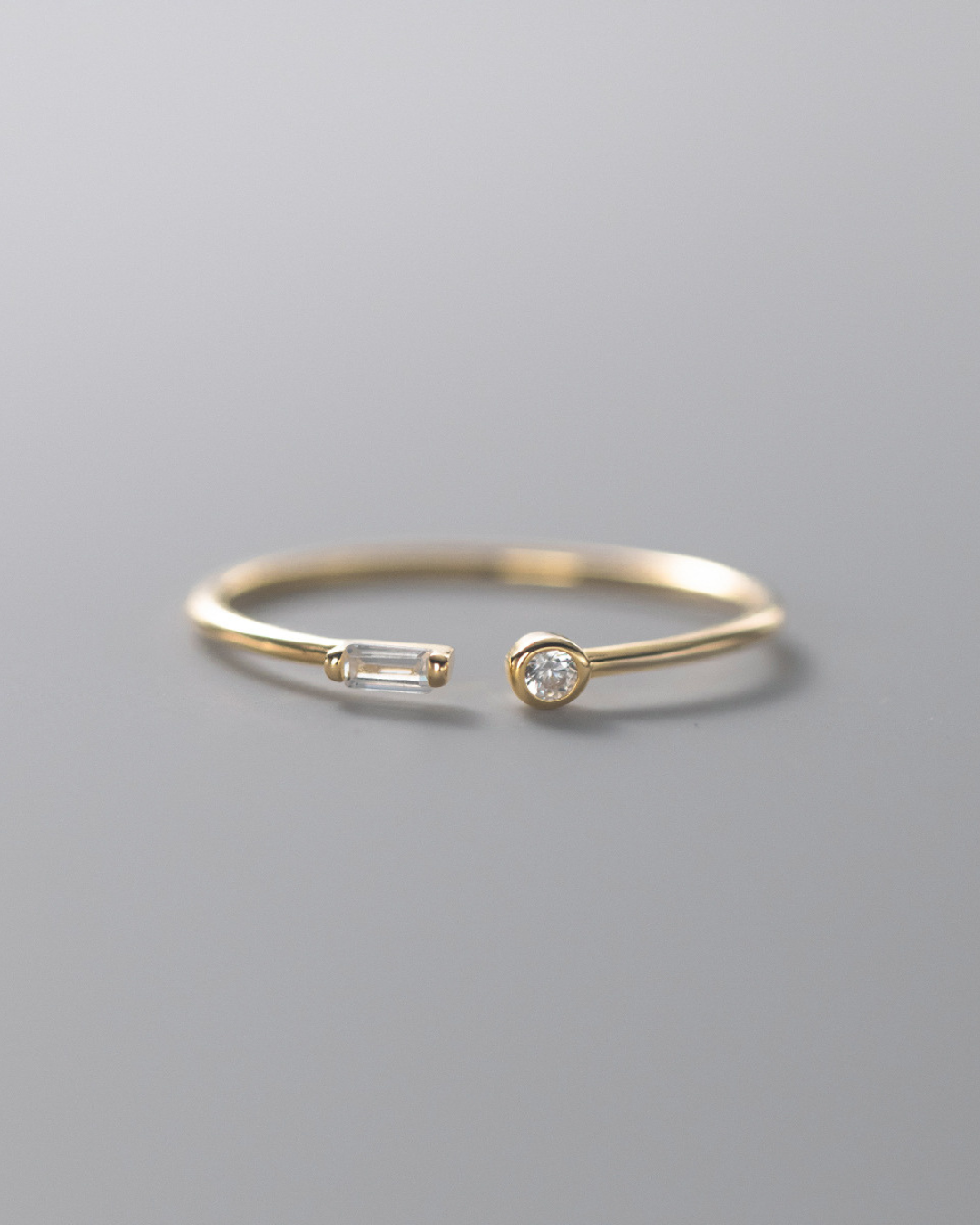 Iselya Ring – Open ring with cut zirconias, available in silver and gold with a minimalist design