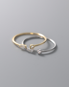Iselya Ring – Anel aberto com zircônias lapidadas, disponível em prata e dourado com design minimalista