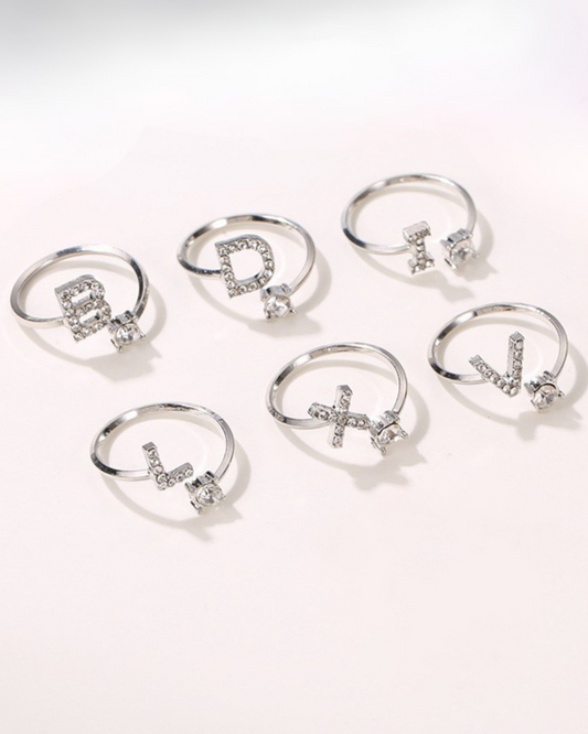 Lettera Ring – Anel com inicial cravejada e zircônia solitária, prateado e ajustável