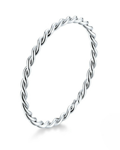 Lívia Ring – Anel em Prata 925 com design torcido minimalista e elegante