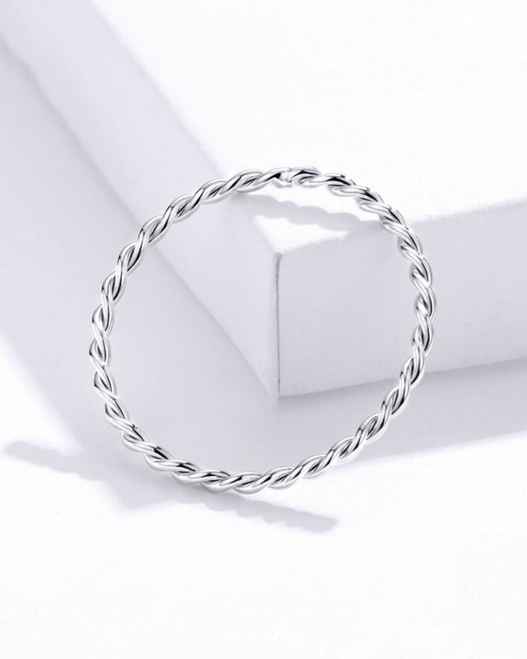 Lívia Ring – Anel em Prata 925 com design torcido minimalista e elegante