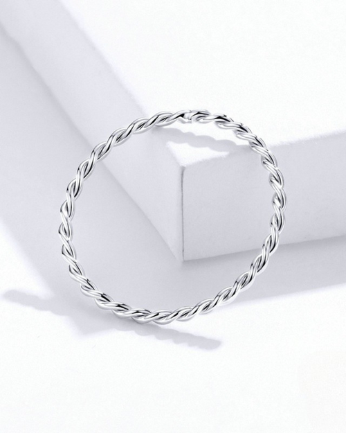 Lívia Ring – Anel em Prata 925 com design torcido minimalista e elegante