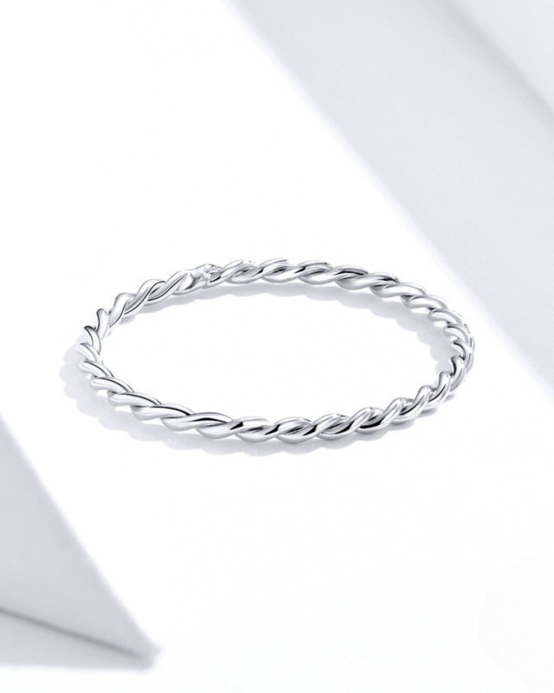 Lívia Ring – Anel em Prata 925 com design torcido minimalista e elegante