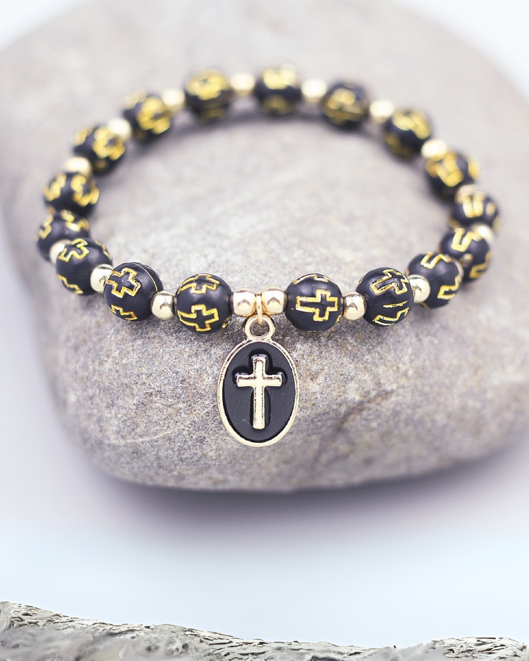 Luce Viva – Pulsera de Cuentas con Colgante de Cruz | Joyería de Fe en Blanco o Negro y Dorado | Serenyah