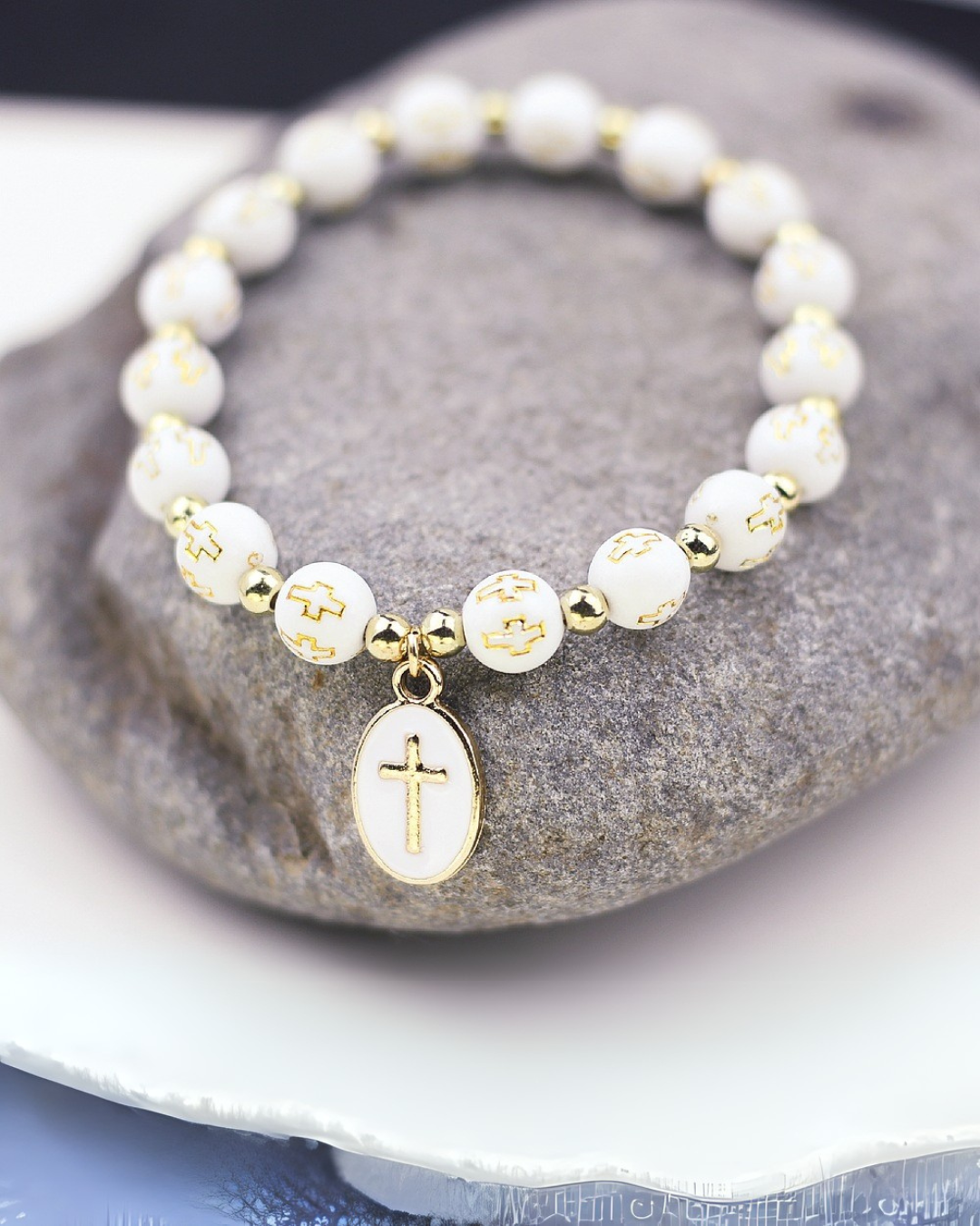 Luce Viva - Beaded Bracelet with Cross Pendant in White or Black Serenyah