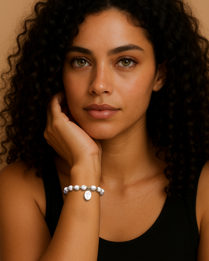 Luce Viva – Pulsera de Cuentas con Colgante de Cruz | Joyería de Fe en Blanco o Negro y Dorado | Serenyah