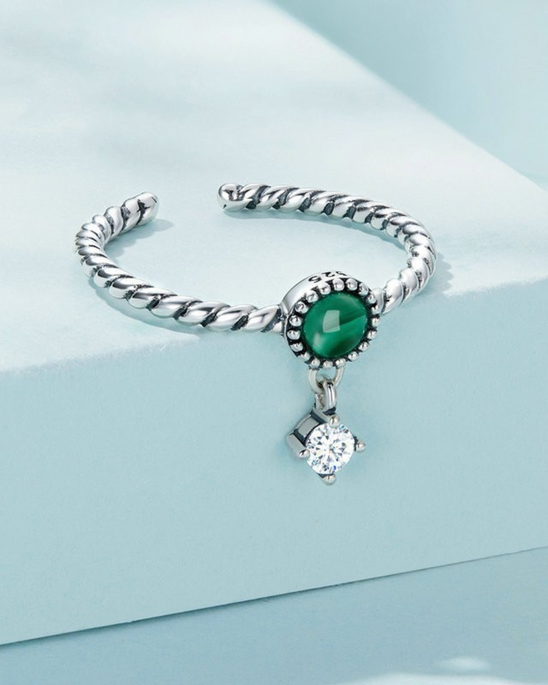 Malya Ring – Anel em Prata 925 com pedra verde malaquita e zircônia pendente, ajustável e elegante