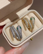 Nahyra Ring – Snake ring studded with green eyes, available in gold and silver