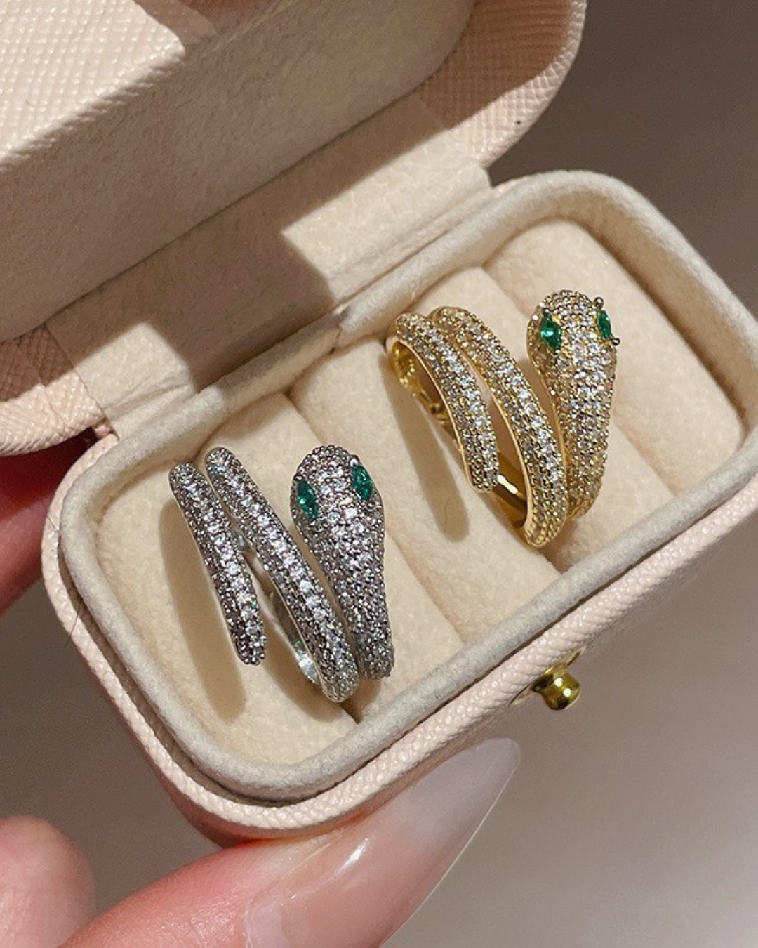 Nahyra Ring – Anel serpente cravejado com olhos verdes, disponível em dourado e prateado