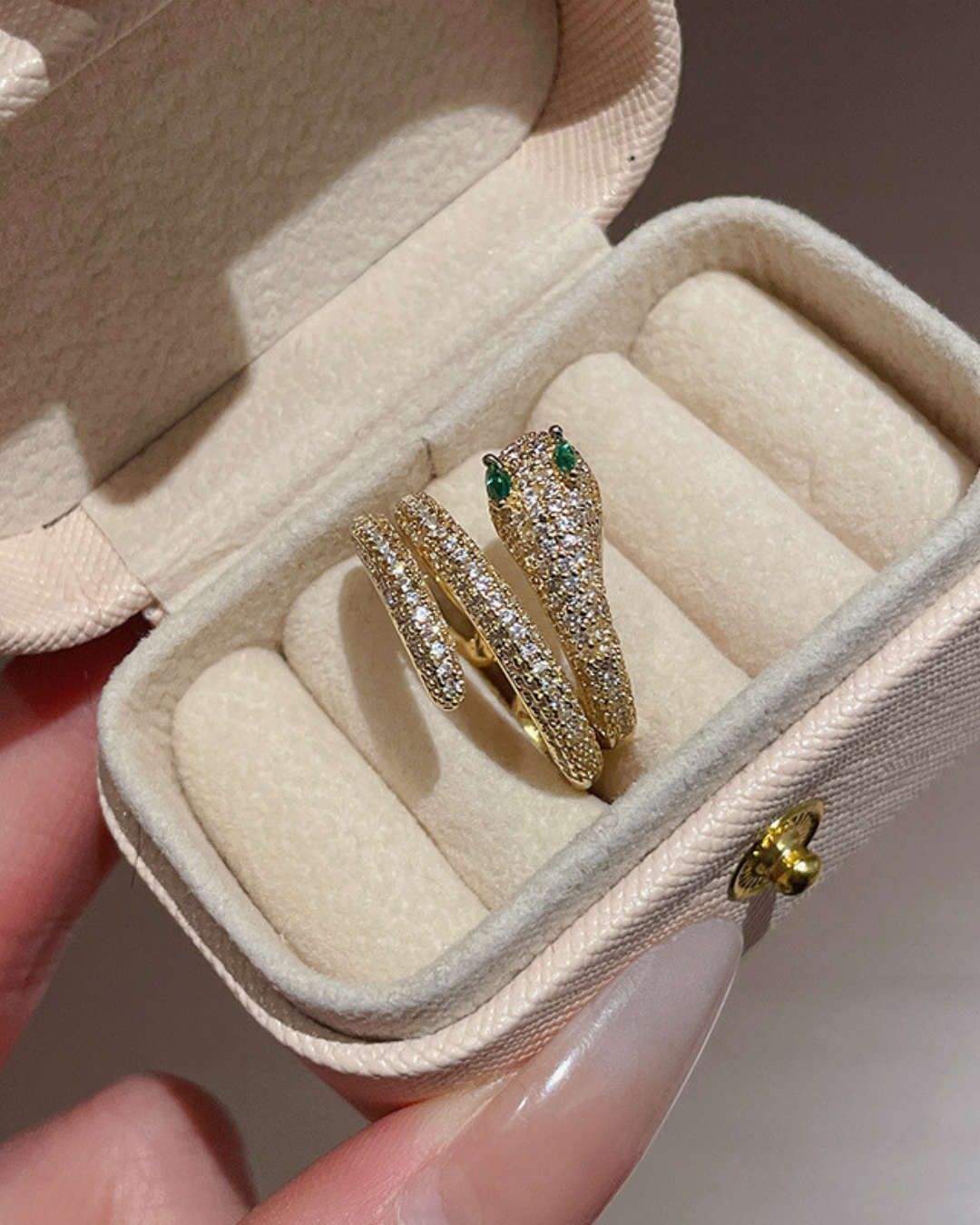 Nahyra Ring – Anel serpente cravejado com olhos verdes, disponível em dourado e prateado