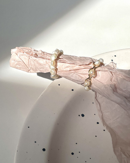 Náia Ring – Gold-Plated Open Ring with Freshwater Pearls & Braided Band | Nature-Inspired