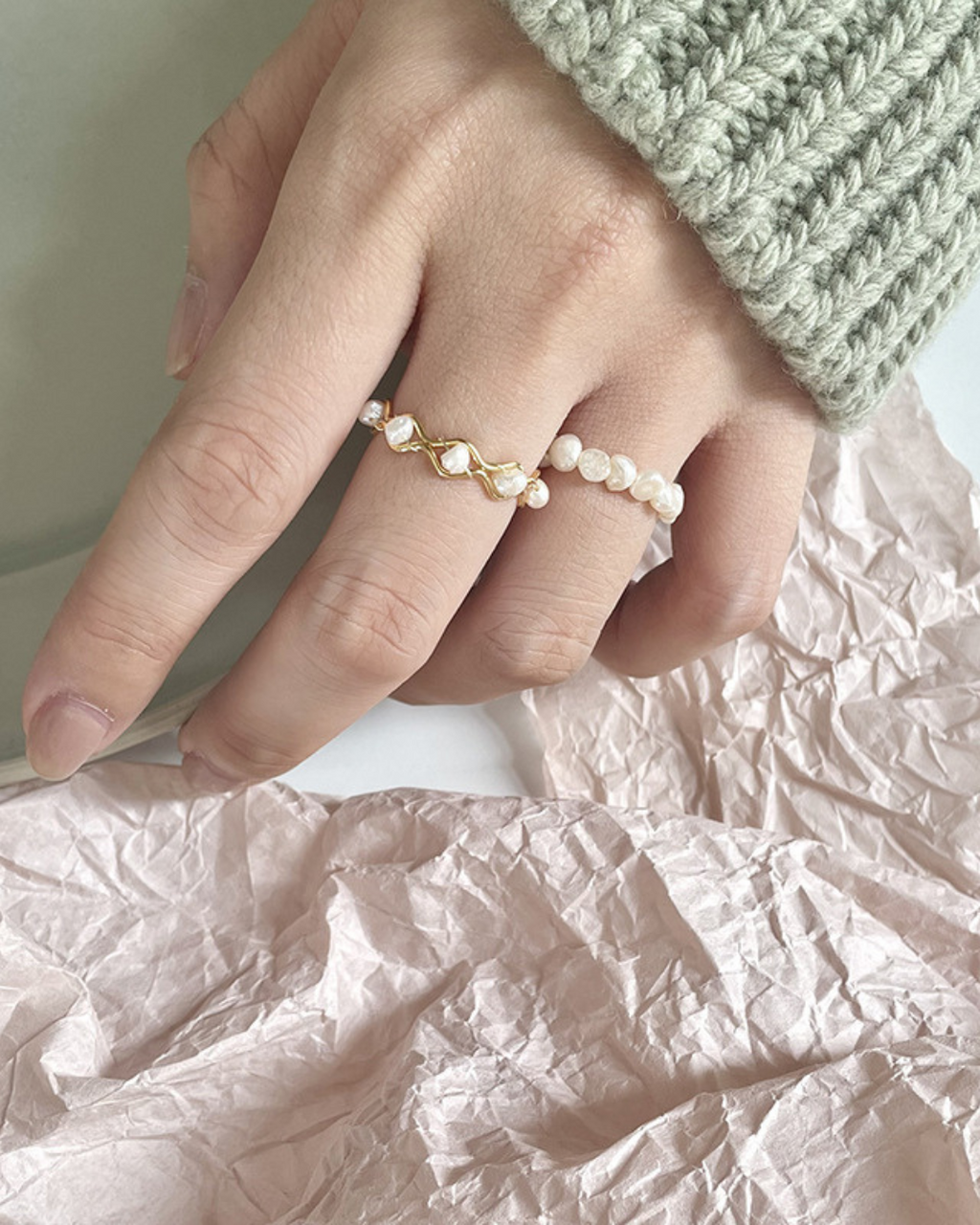 Náia Ring – Open ring with freshwater pearls and gold handmade braided hoop