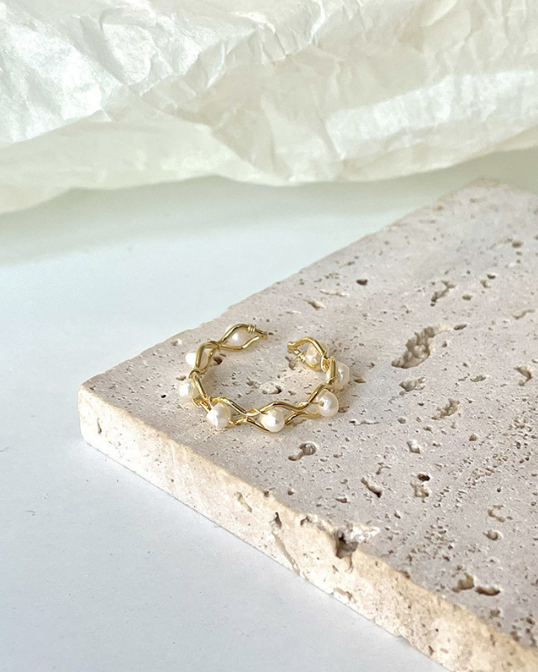 Náia Ring – Gold-Plated Open Ring with Freshwater Pearls & Braided Band | Nature-Inspired