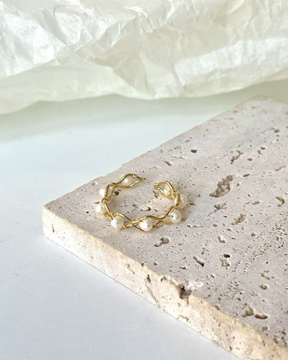 Náia Ring – Gold-Plated Open Ring with Freshwater Pearls & Braided Band | Nature-Inspired