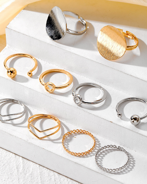 Ornys Set – Conjunto com 5 anéis geométricos em dourado ou prateado, com design moderno e minimalista