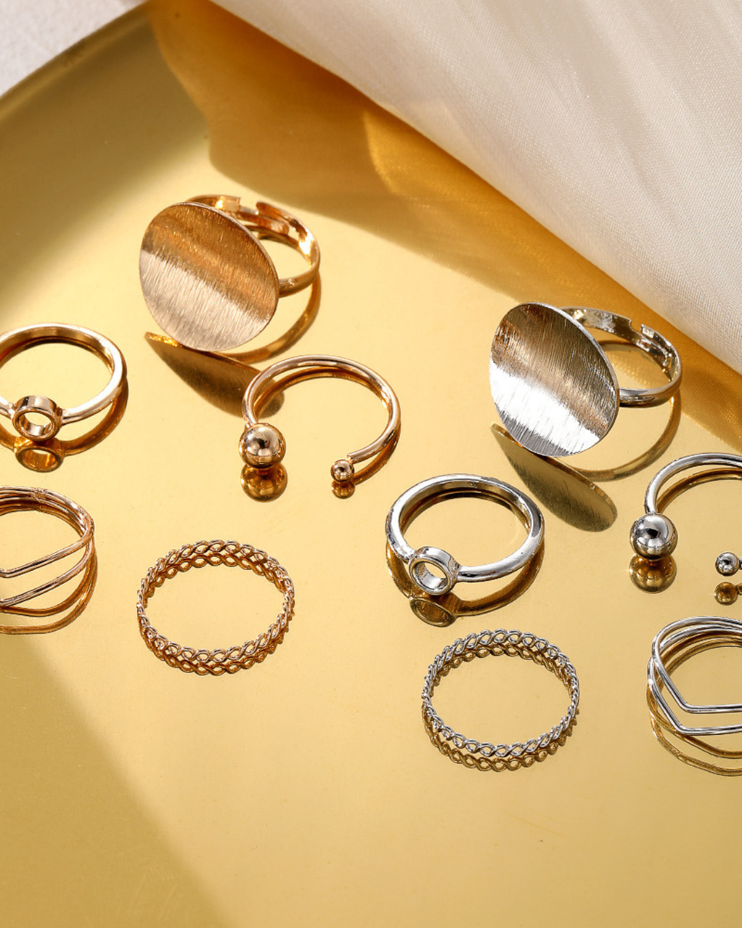 Ornys Set – Conjunto com 5 anéis geométricos em dourado ou prateado, com design moderno e minimalista