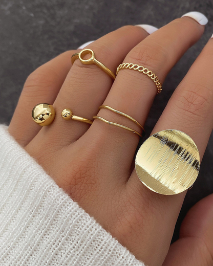 Ornys Set – Conjunto com 5 anéis geométricos em dourado ou prateado, com design moderno e minimalista