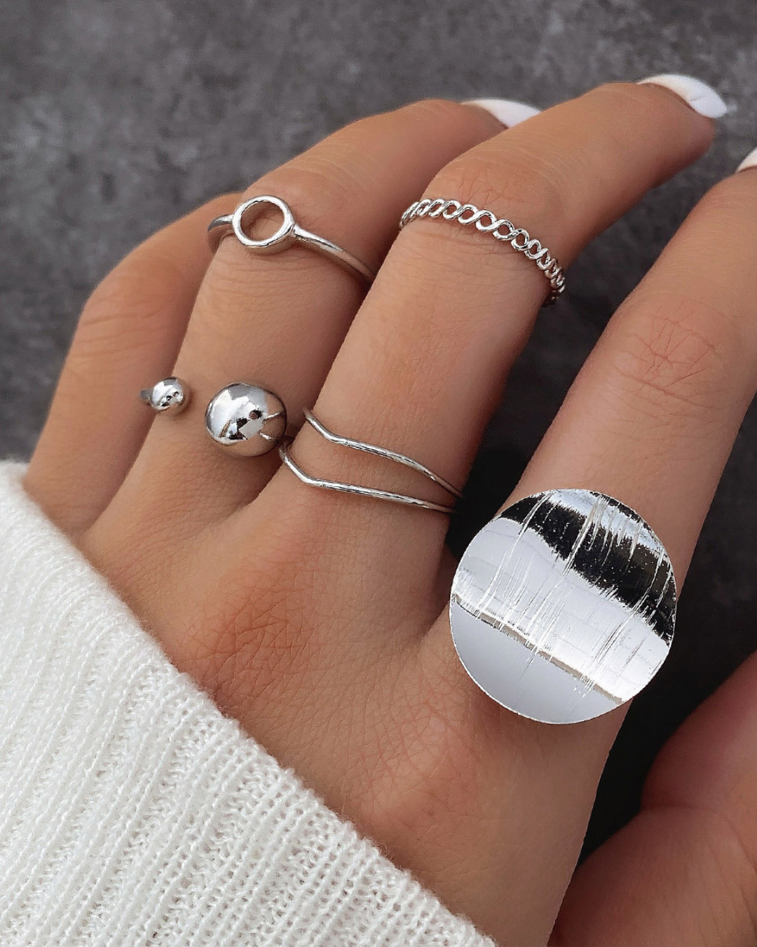 Ornys Set – Conjunto com 5 anéis geométricos em dourado ou prateado, com design moderno e minimalista
