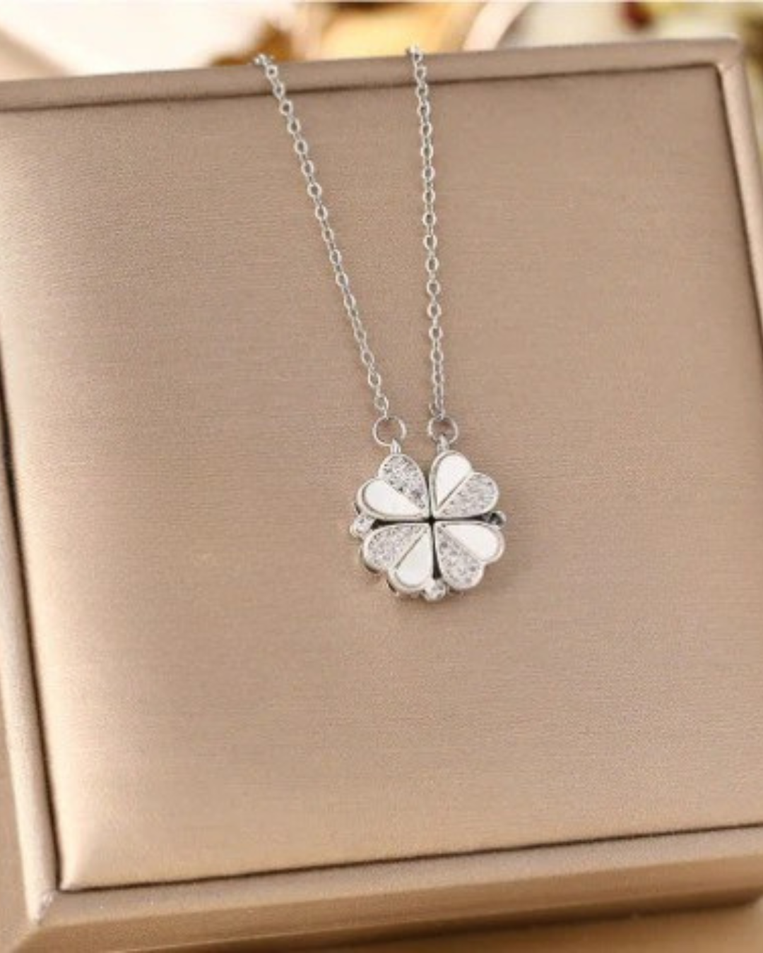 Riviera Clover Colar com Trevo Madrepérola Dourado Serenyah